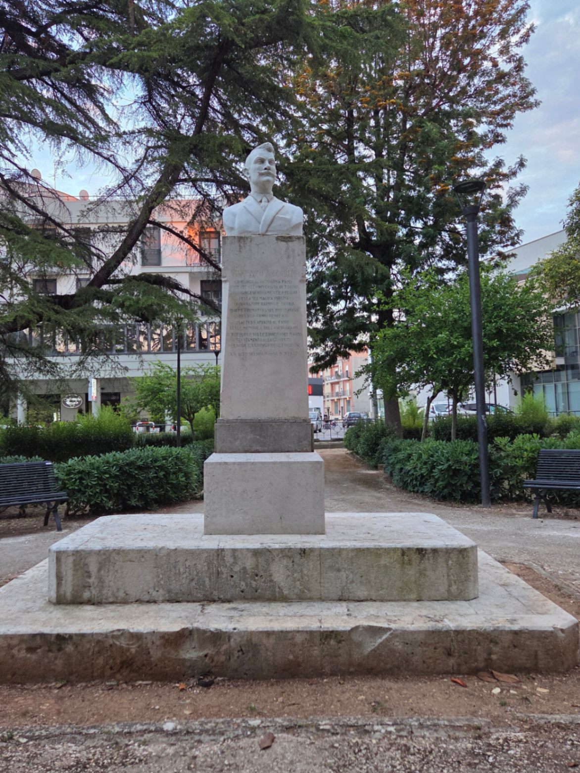 Busto di Vincenzo Azzariti